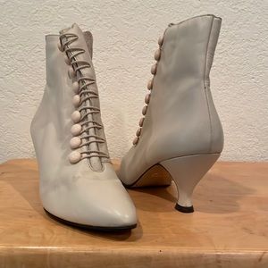 * Vintage Poppies cream Victorian boots sz 8 RUNS SMALL